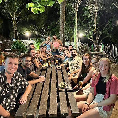 Hangover Hostels Baie d'Arugam Extérieur photo