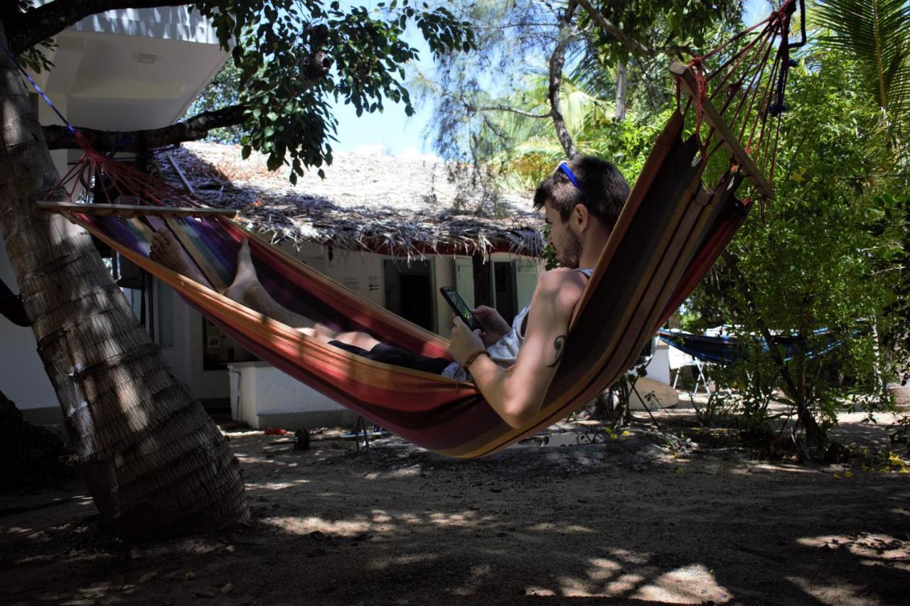 Hangover Hostels Baie d'Arugam Extérieur photo