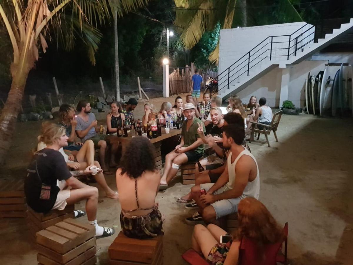 Hangover Hostels Baie d'Arugam Extérieur photo