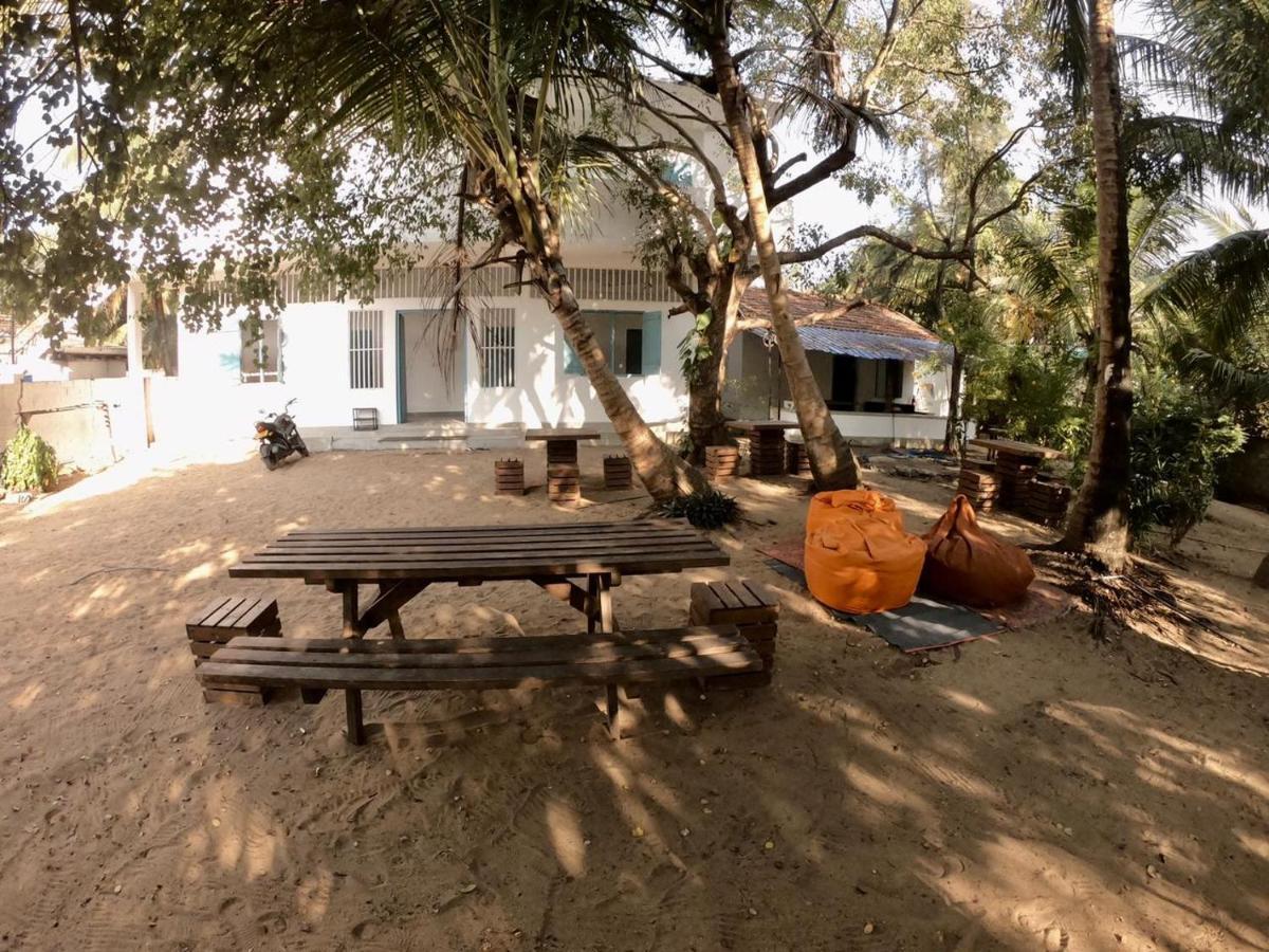 Hangover Hostels Baie d'Arugam Extérieur photo