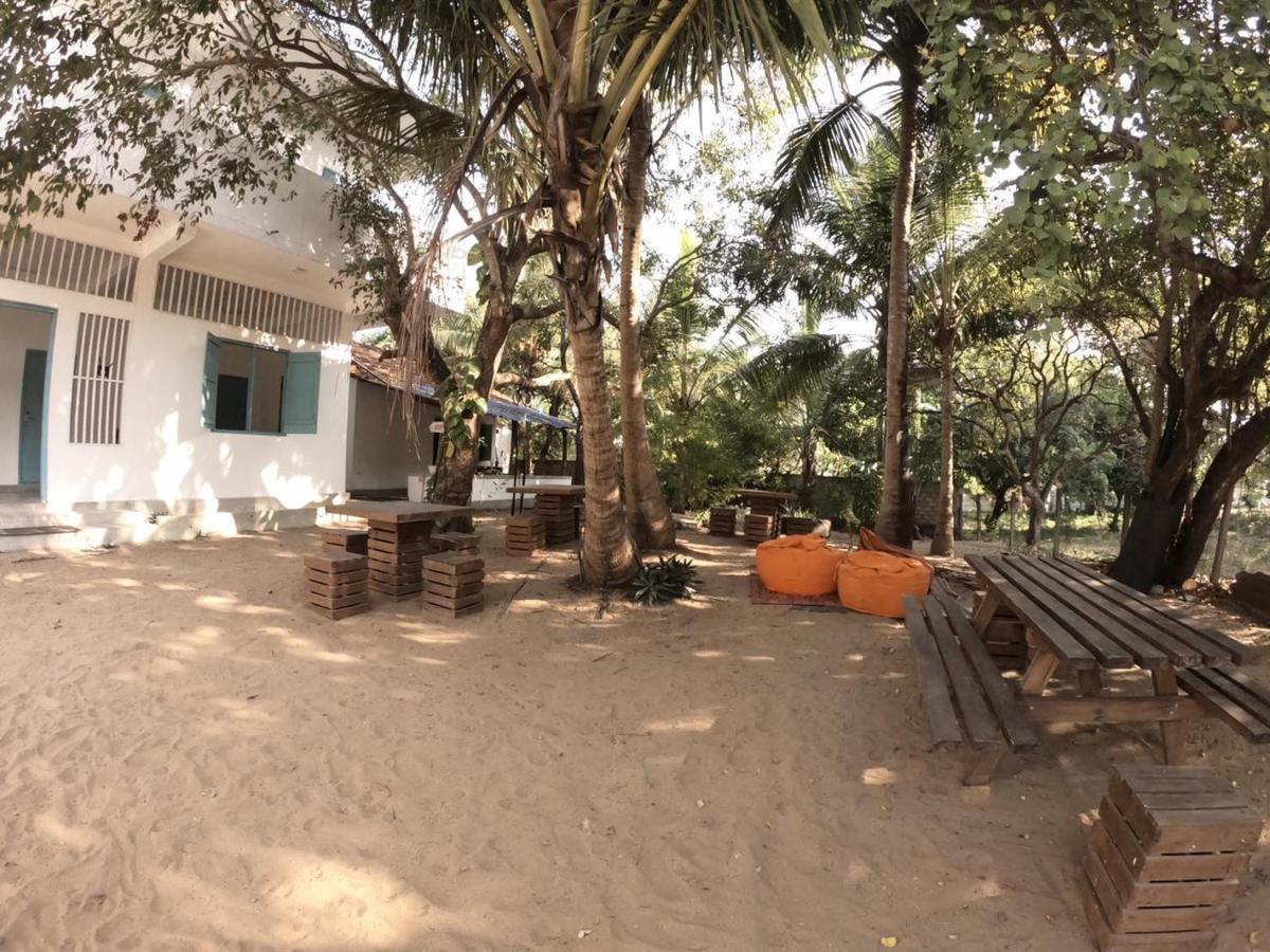 Hangover Hostels Baie d'Arugam Extérieur photo