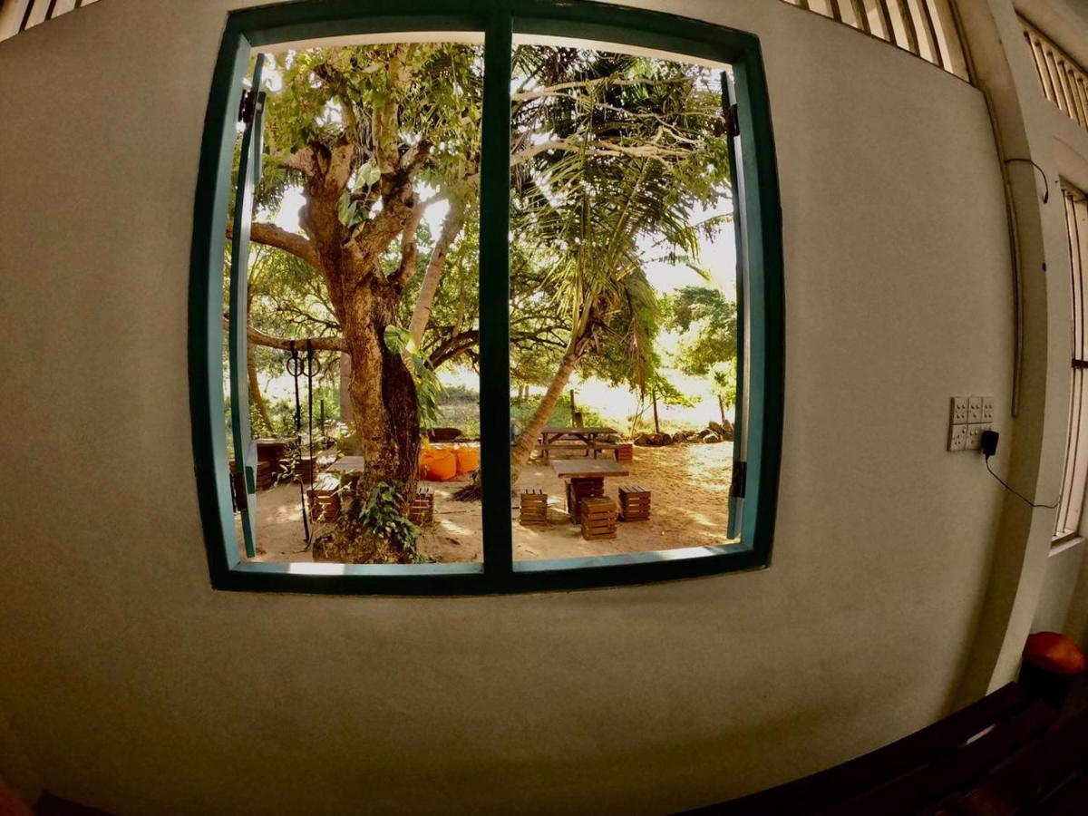 Hangover Hostels Baie d'Arugam Extérieur photo