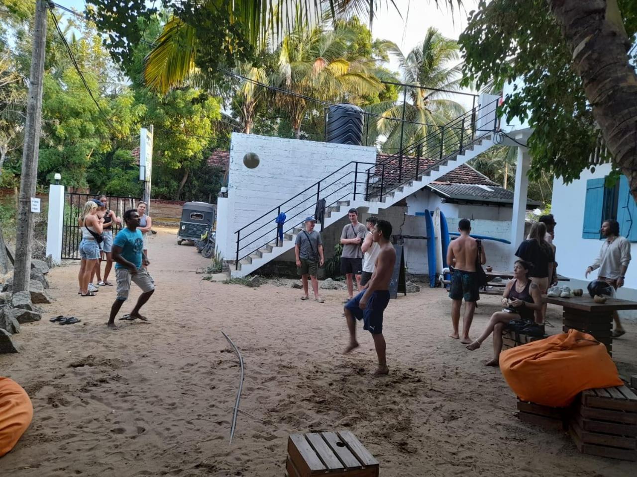 Hangover Hostels Baie d'Arugam Extérieur photo