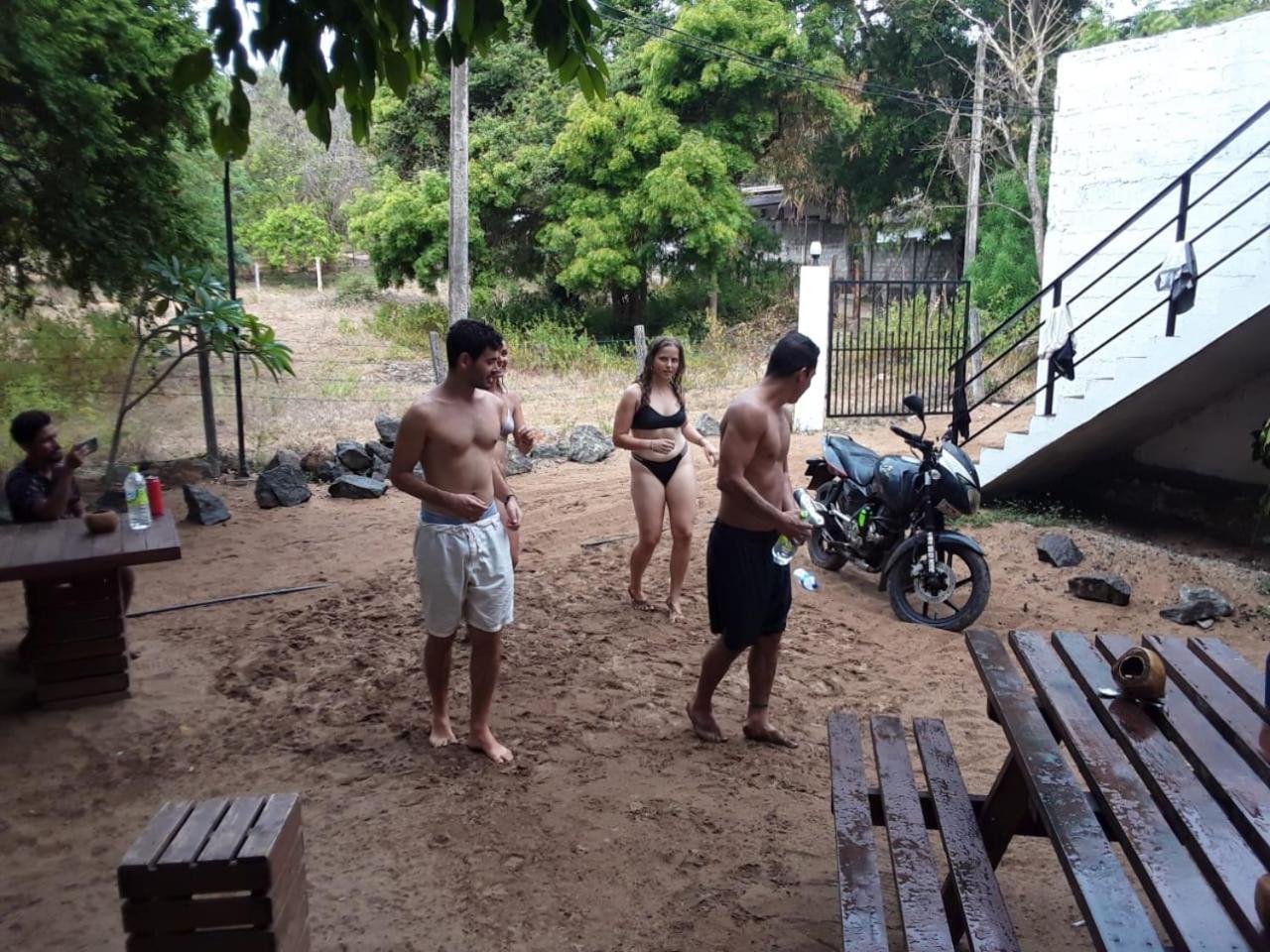 Hangover Hostels Baie d'Arugam Extérieur photo