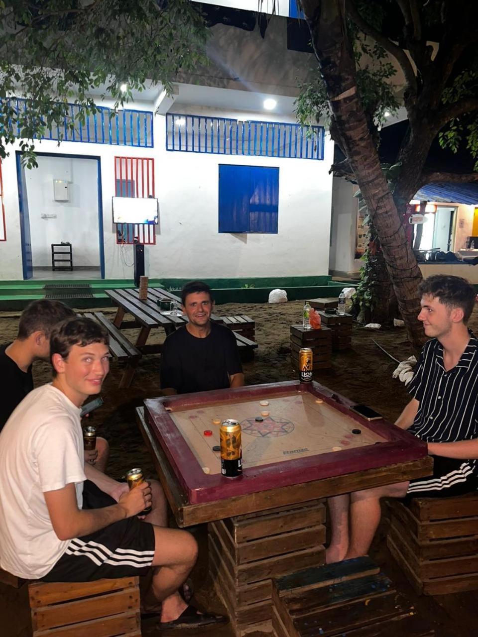 Hangover Hostels Baie d'Arugam Extérieur photo