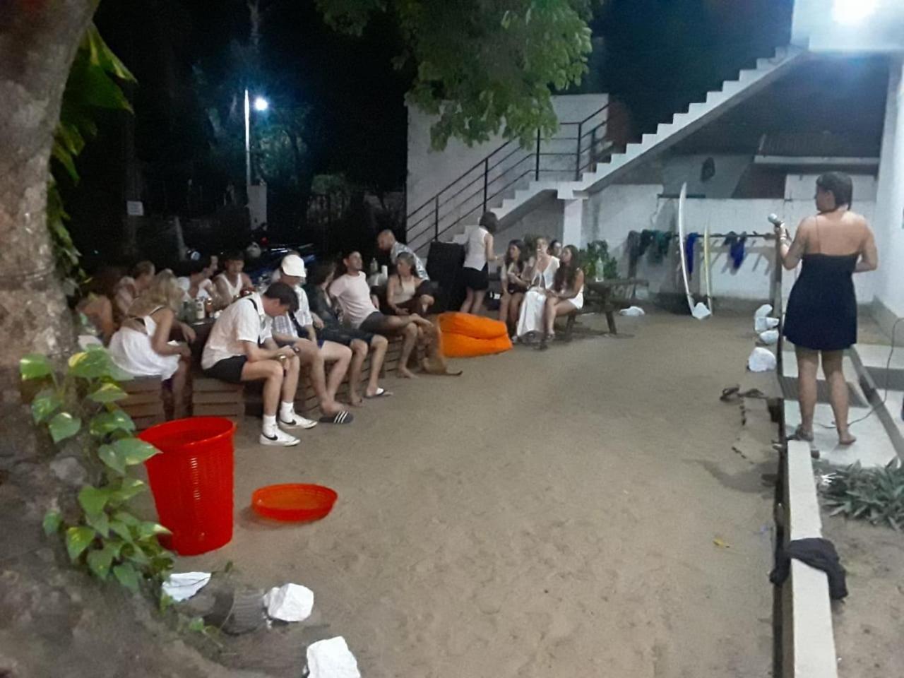 Hangover Hostels Baie d'Arugam Extérieur photo