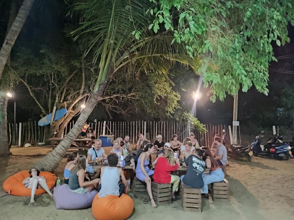 Hangover Hostels Baie d'Arugam Extérieur photo
