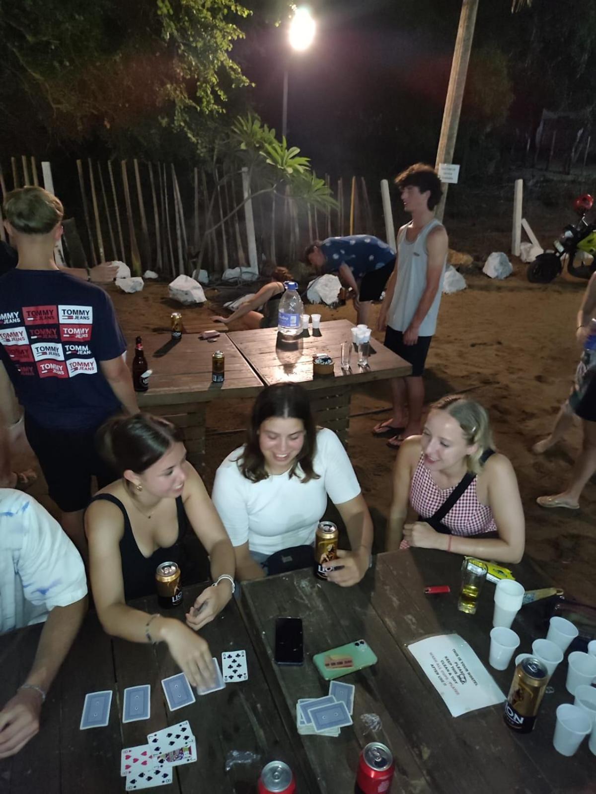 Hangover Hostels Baie d'Arugam Extérieur photo