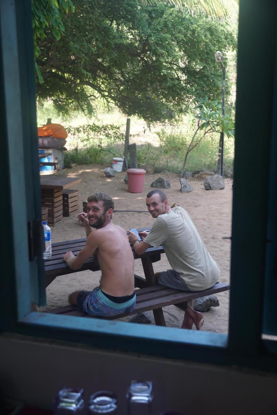 Hangover Hostels Baie d'Arugam Extérieur photo