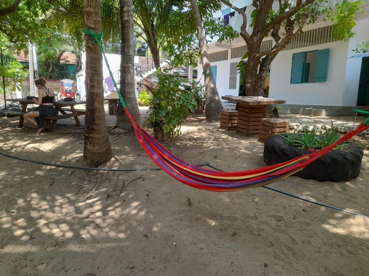 Hangover Hostels Baie d'Arugam Extérieur photo
